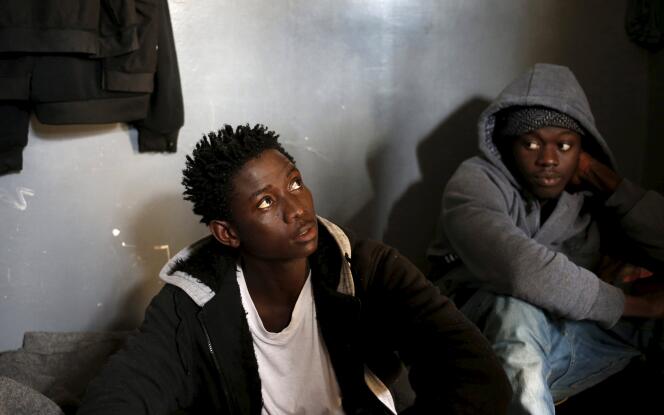 Des immigrés clandestins dans le centre d'accueil de Garabulli (Libye), le 10 mars 2015.