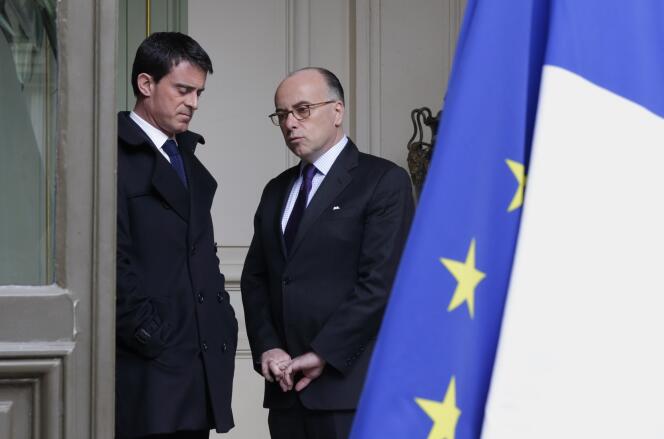 Le premier ministre Manuel Valls et le ministre de l'intérieur Bernard Cazeneuve, à Paris le 25 mars.