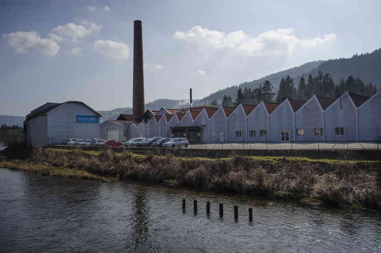 L'usine de confection de chaussettes Bleuforêt à Vagney, au bord de la Moselotte, un affluent de la Moselle.