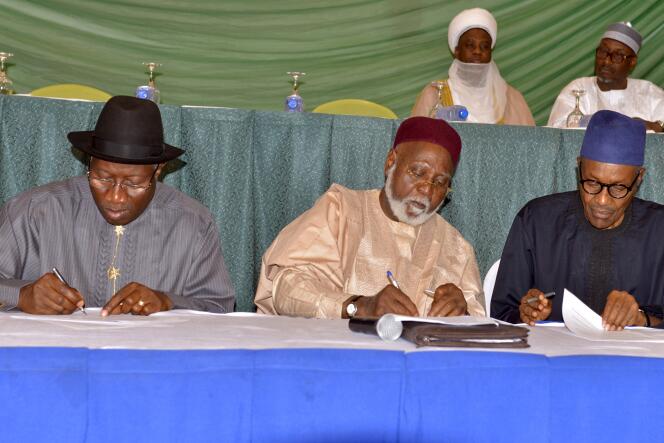 Le président sortant, Goodluck Jonathan (à gauche) et l'actuel chef d'Etat, Muhammadu Buhari (à droite), signent un 