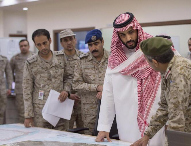 Le vice-prince héritier et ministre de la défense du royaume, Mohammed Ben Salman, parle avec des officiers des opérations militaires au Yemen, à Riyad, le 26 mars 2015.