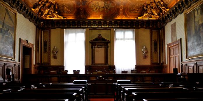 Greffier De Tribunal De Commerce Un Mal Aime Dans L Univers