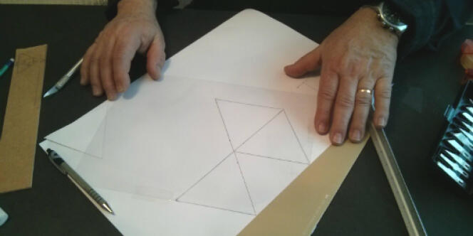 Il faut découper quatre triangles dans une feuille de plastique transparent pour créer la pyramide.