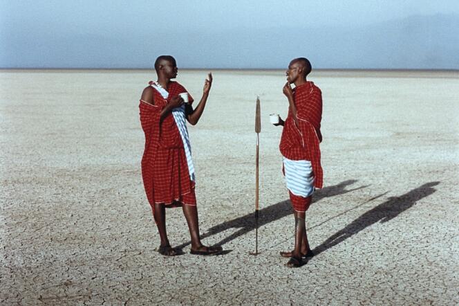 Des Masai sur la partie assèchée du lac Manyara, dans le nord de la Tanzanie.