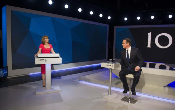 Le premier ministre David Cameron répond aux question des auditeurs lors de l'affrontement télévisé du 26 mars.