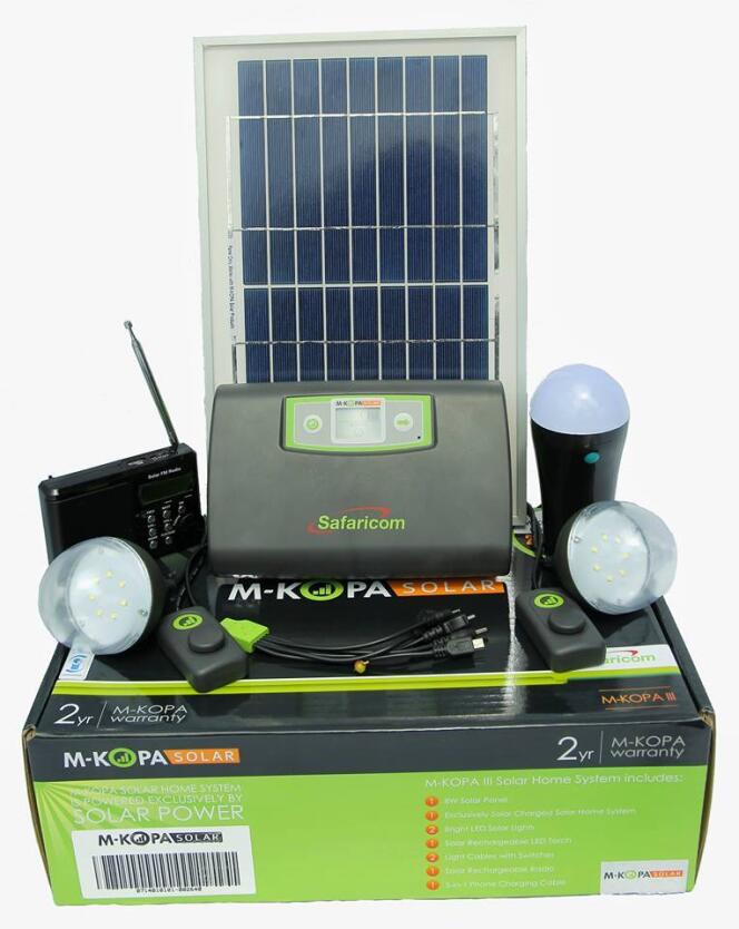 M-Kopa permet à chaque maison cliente d'être éclairée de trois ampoules (deux murales et une mobile). Le foyer dispose également d'une alimentation pour un chargeur de téléphone et d'une radio solaire qui complète ce kit familial.