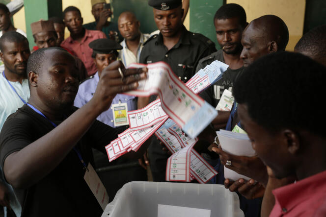 Dépouillement à l'issue du scrutin, samedi 28 mars, à Kaduna (Nigeria).