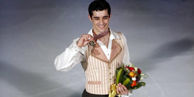 A 23 ans, Javier Fernandez est devenu, samedi 28 mars à Shanghaï (Chine), le premier champion du monde espagnol de l'histoire du patinage artistique.