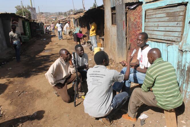 Certaines jeunes de Kibera sont devenus reporters d'images et relatent à coup de petites vidéos la vie quotidienne et les actualités de la communauté.