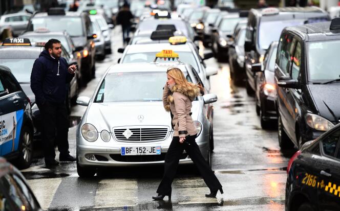 Selon des sociétés de VTC et un syndicat de taxis, UberPop contrevient à la loi.