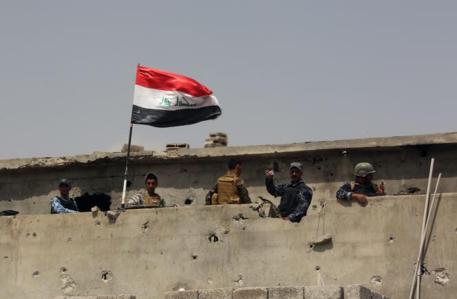 Des membres des forces de sécurité irakiennes dans Tikrit, le 30 mars.