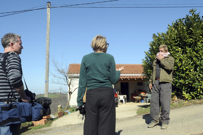 Des journalistes rencontrent le prédicateur Olivier Corel à Artigat (Ariège) en mars 2012.