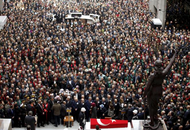 La cérémonie des funérailles Mehmet Selim Kiraz, à Istanbul, le 1er avril.