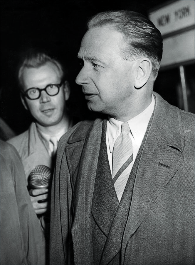 Le Suédois Dag Hammarskjold, ici interrogé par la presse à l'aéroport d'Hambourg (Allemagne), a été secrétaire général des Nations unies entre 1953 et 1961.