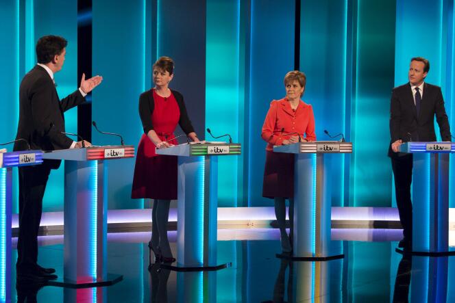 Le travaillite Ed Miliband, la dirigeante de Plaid Cymru Leanne Wood, la première ministre écossaise Nicola Sturgeon et le premier ministre britannique David Cameron pendant le débat télévisé pour l'élection législative du 7 mai.