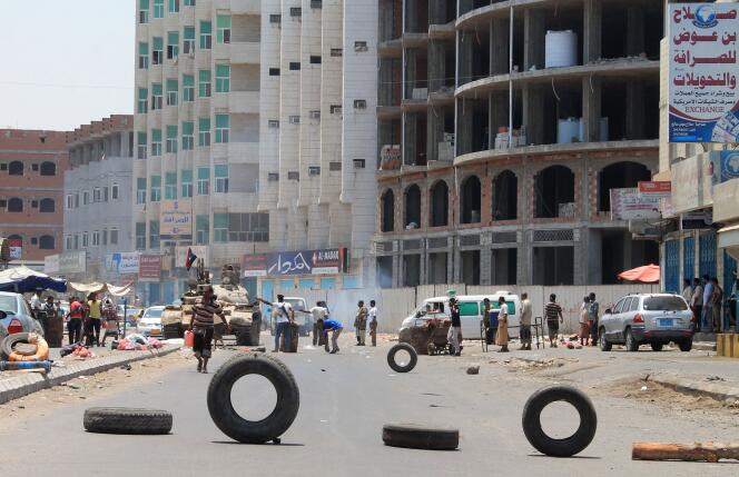 De violents affrontements ont opposé jeudi 2 avril, des rebelles houthistes et les partisans du président en place, à Aden, dans la deuxième ville du pays. 