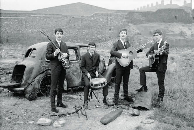 Les Beatles en septembre 1962, près des docks de Liverpool. Leur premier album est à leur image : frais et spontané.