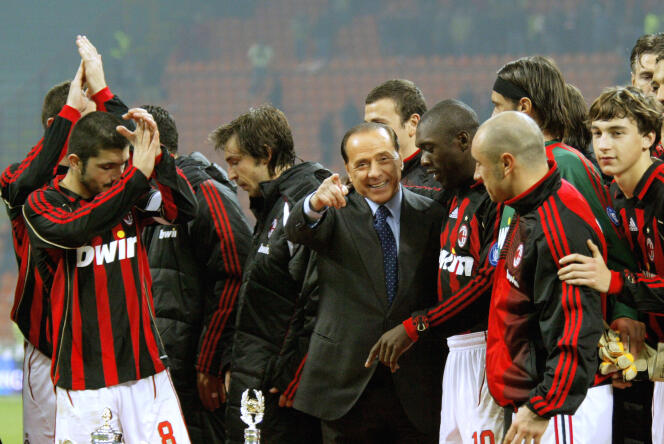 Silvio Berlusconi après la victoire de son club, le Milan AC, contre la Juventus, en janvier 2006.