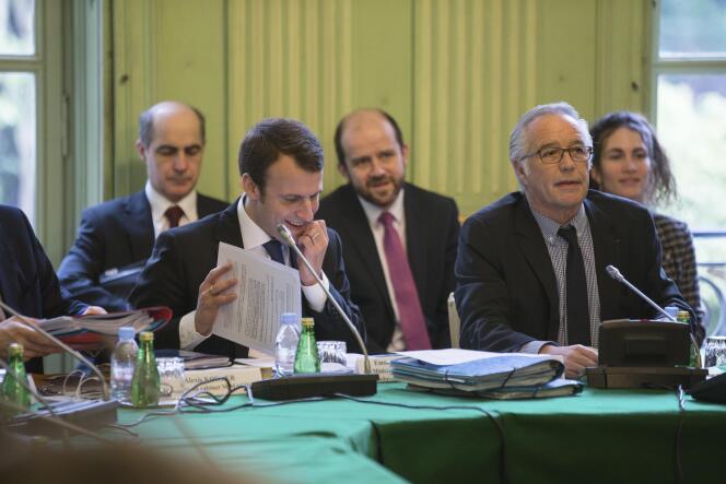 Les ministres Emmanuel Macron et François Rebsamen lors de la conférence sociale, à Paris, vendredi 3 avril.