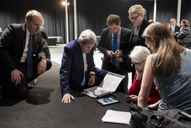 Le secrétaire d'Etat américain, John Kerry, regarde l'allocution de Barack Obama avec ses conseillers, à Lausanne, le 2 avril.