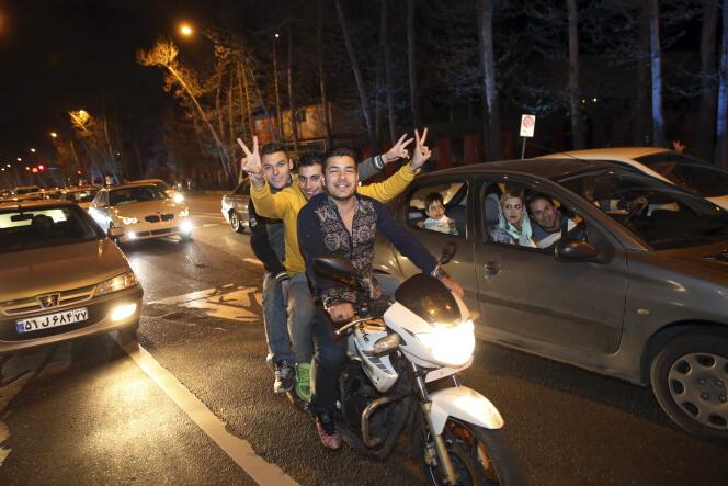 A Téhéran, des Iraniens célèbrent l’accord trouvé à Lausanne, jeudi 2 avril.