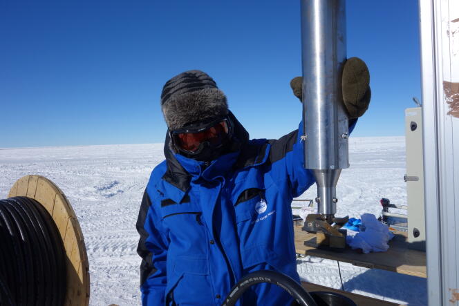 Version miniature de l'enveloppe de la sonde Subglacior, en test à la base franco-italienne Concordia en Antarctique (décembre 2014).
