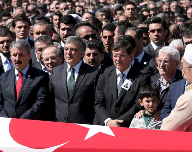 Le premier ministre turc, Ahmet Davutoglu, a interdit aux médias qui avaient diffusé l'image du magistrat de couvrir ses obsèques.
