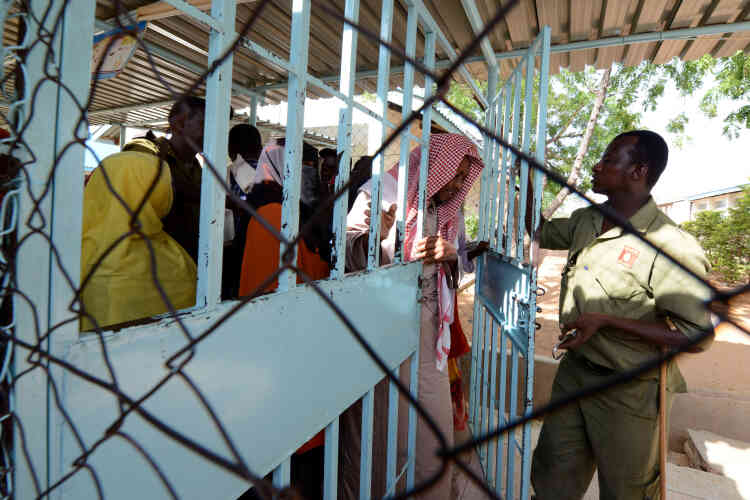 Des familles attendent de pouvoir entrer dans l'hôpital de Garissa, surchargé.