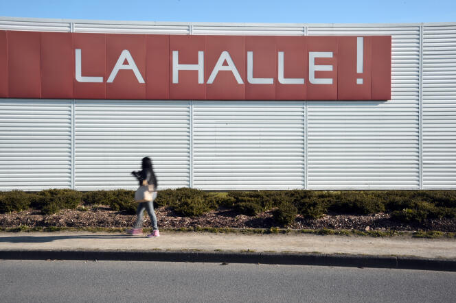 Devant un magasin de Rennes, en janvier 2015. Selon le syndicaliste de la CGT, la montée en gamme des prix de la Halle aux vêtements 