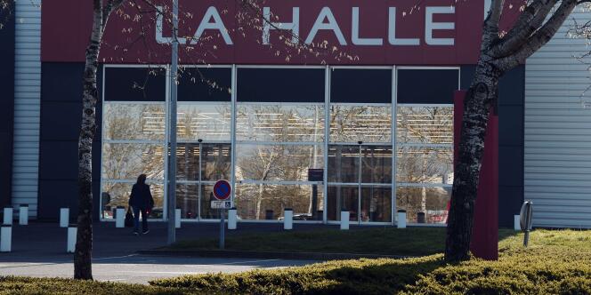 Un magasin La Halle aux vêtements à Chantepie, en banlieue de Rennes, le 7 avril.
