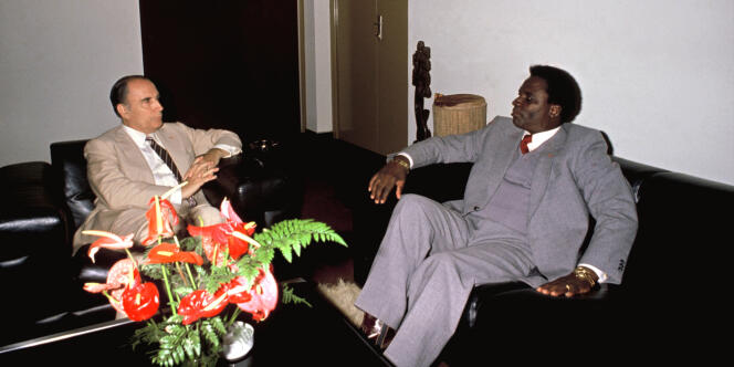 François Mitterrand et le président rwandais, Juvenal Habyarimana, en décembre 1982 à Kigali. La mort de M. Habyarimana, le 6 avril 1994, déclenchera le génocide.