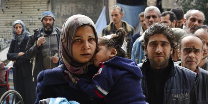 Des civils dans le camp de réfugiés palestiniens de Yarmouk, aux portes de Damas, le 11 mars. 