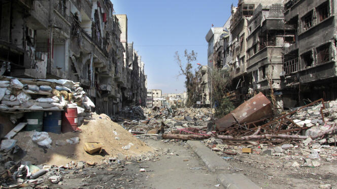 Une des principales rues du camp palestiniens de Yarmouk, assiégé par l'armée syrienne, en février 2014.