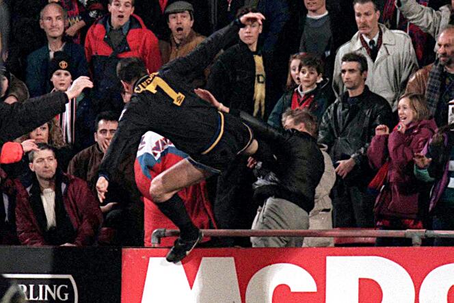 Eric Cantona et son célèbre coup de pied asséné il y a vingt ans à un supporteur  de Crystal Palace en plein match avec Manchester  United, à Londres.