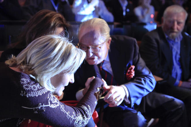 Marine et Jean-Marie Le Pen lors de la convention du FN à Lille, le 18 février 2012.