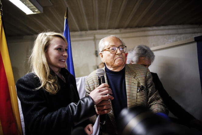 Marion Maréchal-Le Pen et son grand-père Jean-Marie Le Pen, le 29 mars à Carpentras (Vaucluse), après l'annonce des résultats des élections départementales.