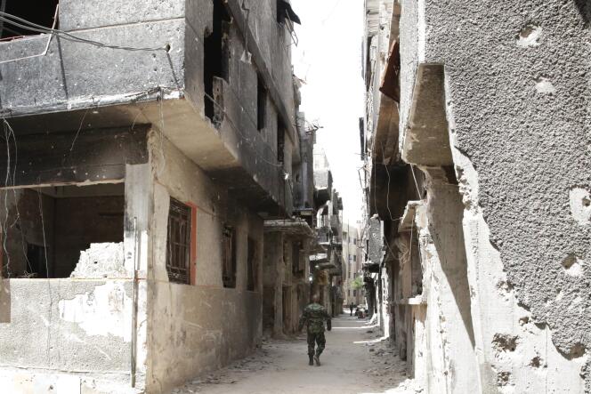 Les organisations palestiniennes se seraient accordées pour la « création d'un centre opérationnel commun », composé de forces syriennes et de mouvements palestiniens, afin de lutter contre l'Etat islamique. (Photo d'une ruelle détruite du camp de réfugiés de Yarmouk, le 9 avril 2015.)