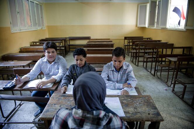 Cours dans une école de Gizeh, en Egypte, en octobre 2013.