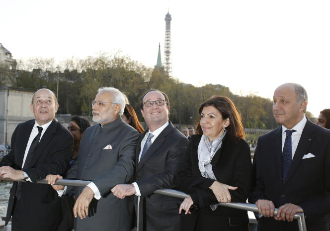De gauche à droite, Jean-Yves Le Drian, Narendra Modi, François Hollande, Anne Hidalgo et Laurent Fabius, le 10 avril.