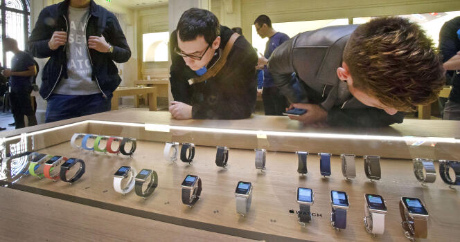 A l'Apple Store Opéra à Paris, des clients potentiels sont venus découvrir le 10 avril les différents modèles de l'Apple Watch.
