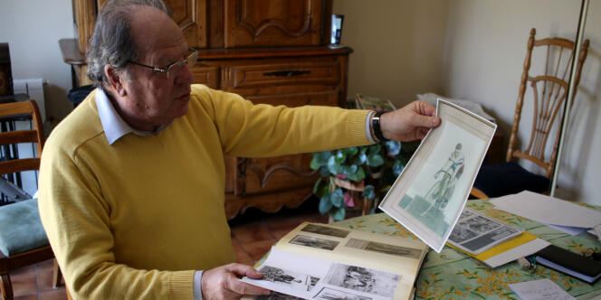 Jean-Jacques Maréchal montre des photos de son père, lorsqu'il était coureur.