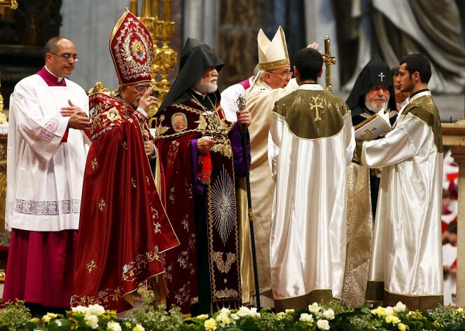 Au Vatican, le 12 avril. Le pape célèbre la messe en compagnie de Garéguine II Nersissian, chef de l'Église apostolique arménienne, Nerses Bedros XIX Tarmouni, chef de Église catholique arménienne et Aram Ier Kechichian, catholicos arméniens de Cilicie.