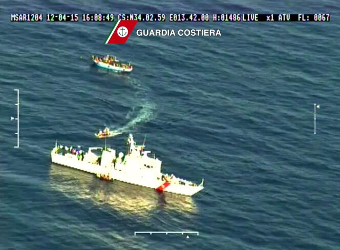 Le 14 avril, les gardes-côtes italiens ont récupéré neuf corps après le naufrage d’un navire de migrants en Méditerranée.