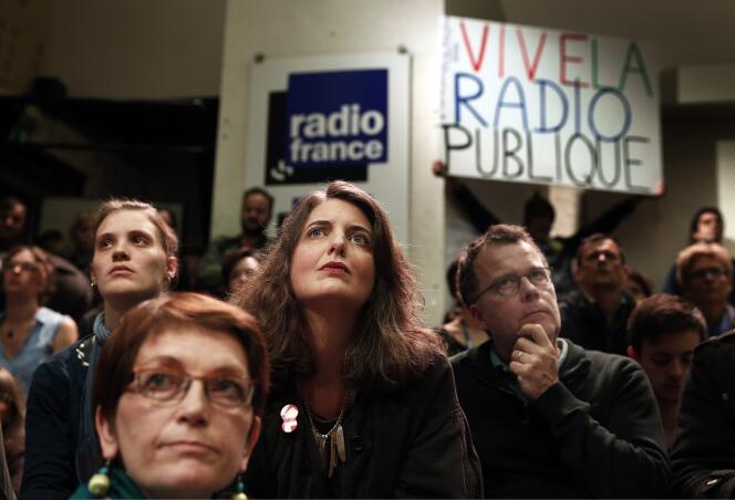 Des employés de Radio France lors d'un rassemblement parisien, le 13 avril 2015. La grève, commencée le 19 mars dernier, se poursuit depuis 25 jours.