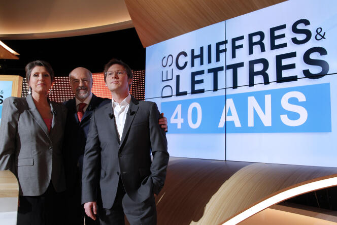 Les animateurs du programme de France Télévisions « Des chiffres et des lettres », Arielle Boulin-Prat, Bertrand Renard et Laurent Romejko, sur le plateau de l'émission, le 16 février 2012 à Paris.