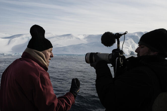 Laurent Fabius sur un brise-glace au large du village d'Ilulissat lors d'un voyage officiel au Groenland, le 23 mars 2015.