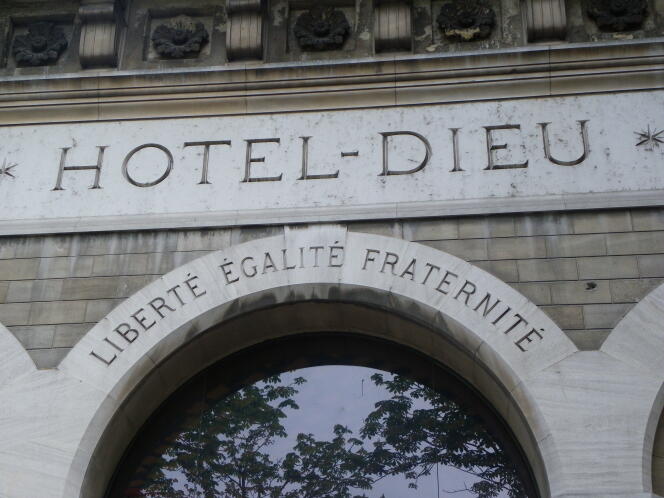 Façade de l'Hôtel-Dieu, sur l'île de la Cité, à Paris, le 7 avril 2012.
