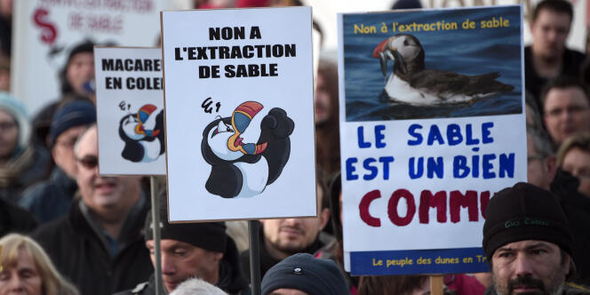 Lors de la manifestation contre le projet d'extraction du sable coquillier dans la baie de Lannion, le 24 janvier 2014.