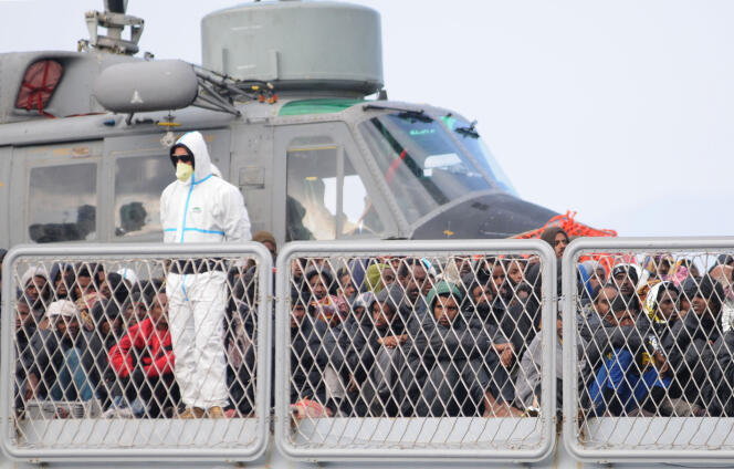 Les migrants secourus par un navire de la marine italienne dans le port de Reggio de Calabria, au sud de l'Italie, le 14 avril.