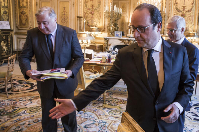 Les présidents de l'Assemblée nationale et du Sénat, Claude Bartolone (PS) et Gérard Larcher (UMP), remettent chacun au président de la République, François Hollande, un rapport sur 